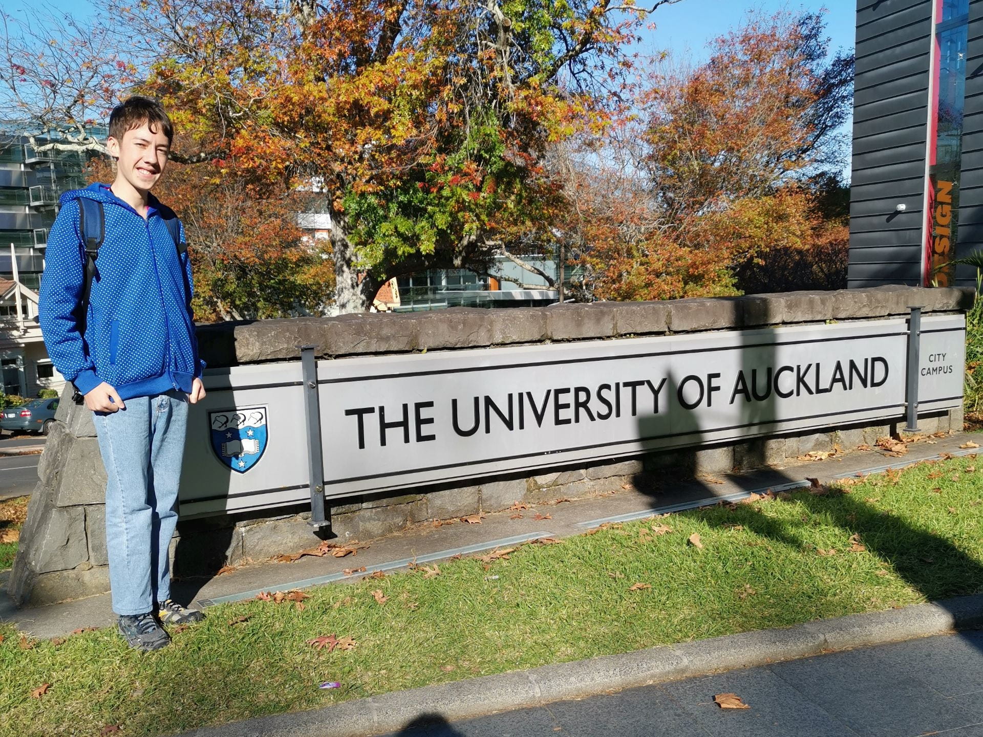 Me by UoA sign
